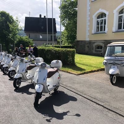 Bild vergr��ern: Vespas vor dem Rathaus