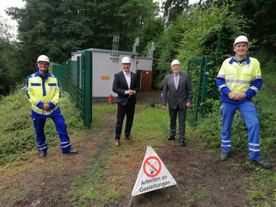 Bild vergr��ern: Stephan Birtner (Leiter Netzbetriebssteuerung Westnetz), Neunkirchens B�rgermeister Dr. Bernhard Baumann (B�rgermeister Neunkirchen), Thomas Leyener, Allgemeiner Vertreter von Burbachs B�rgermeisters Christoph Ewers, und Christian M�ller (Leiter Gasbetrieb S�d Westnetz, v.l.n.r.) �berzeugten sich von einem reibungslosen Start bei der Umstellung auf H-Gas.