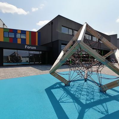Bild vergr��ern: Die Spiel-, Kletter- und Sportanlagen auf dem Schulhof der Gemeinschaftlichen Sekundarschule Burbach-Neunkirchen am Schulzentrum wurden erstmals vom T�V abgenommen.