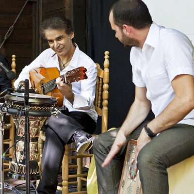 Bild vergr��ern: Das Bino Dola Trio, hier Gitarrist Bino Dola und Marco Bussi (Percussions), laden zu �Flamenco Andaluz� ein.