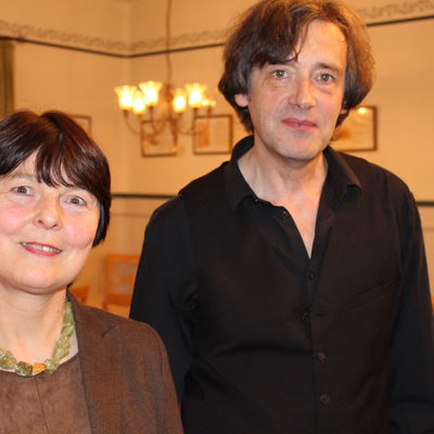 Bild vergr��ern: Die heimische Historikerin Dr. Marlies Obier erinnert an Sophie Scholl und Joseph Beuys, musikalisch begleitet von J�rg Fuhrl�nder.