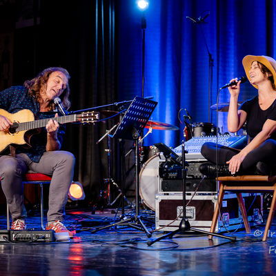 Bild vergr��ern: Der Siegener Peter Autschbach ist f�r sein virtuoses Gitarrenspiel bekannt, das durch feinsten Vokal Jazz von Samira Saygili veredelt wird - das klingt �Sweeter than honey�.