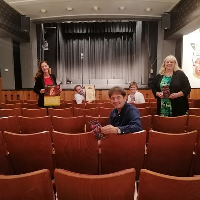 Bild vergr��ern: Mit der Ruhe im Saal ist es nun (endlich) vorbei (v.l.): Dr. Henrike S�nger (Sparkasse Burbach-Neunkirchen), Veranstalter Martin Horne, F�rdervereinsvorsitzender Martin Ditthardt, Cornelia Oerter (Leiterin Gesch�ftsstelle Heimhof-Theater) und Katrin Mehlich (Kulturb�ro Burbach) fiebern der Spielzeit im sch�nsten Theater S�dwestfalens entgegen.