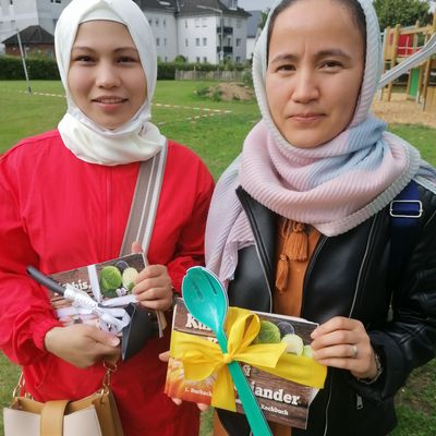 Bild vergr��ern: Heijida Ahmet (l.) und Aisha Tursun sind staatenlos. Die von ihnen vorgestellten Gerichte geh�ren f�r die beiden uigurischen Frauen zu den Sch�tzen ihrer Kultur.