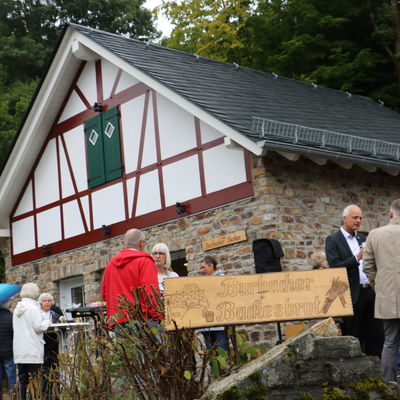 Bild vergr��ern: Das Fachwerkhaus mit Bruchsteinsockel und gro�z�giger Lagerfl�che im Dachgeschoss f�gt sich wunderbar ins Bild des Geb�udeensembles rund um die Alte Vogtei im historischen Ortskern von Burbach ein.