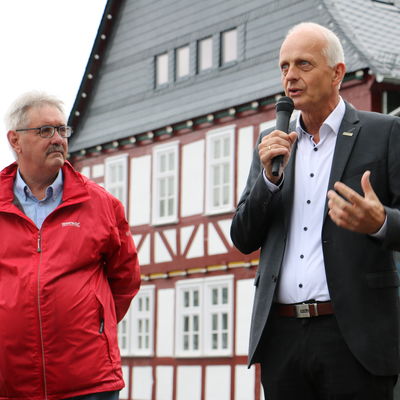 Bild vergr��ern: Volker G�rke (l.), Vorsitzender des Heimatvereins Alte Vogtei, begr��te u.a. Burbachs B�rgermeister Christoph Ewers (r.), der die Bedeutung des neuen Backes f�r die Dorfgemeinschaft betonte.