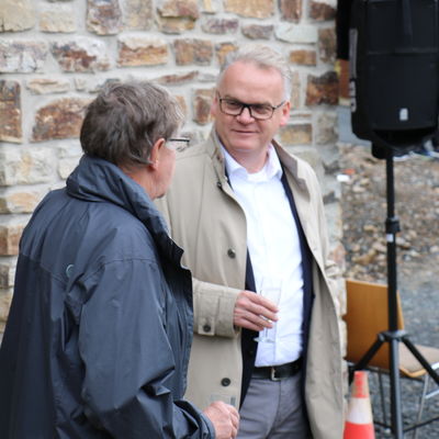 Bild vergr��ern: Markus Keggenhoff (r.), Vorstandsvorsitzender der Sparkasse Burbach-Neunkirchen, lobte die Heimatfreunde f�r ihr 