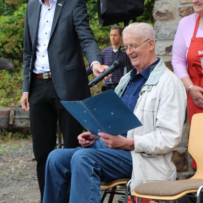 Bild vergr��ern: Waldemar Herr (r.) erinnerte an die lange Tradition der Backh�user. Nicht nur B�rgermeister Christoph Ewers (l.) hatte Spa� an dem launigen Vortrag.