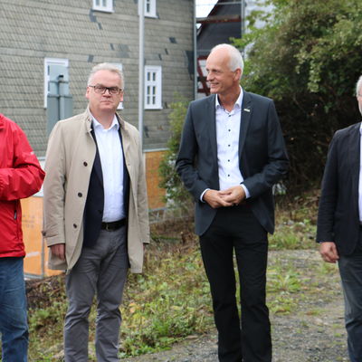 Bild vergr��ern: Heimatvereinsvorsitzender Volker G�rke, Sparkassen-Vorstandsvorsitzender Markus Keggenhoff, B�rgermeister Christoph Ewers und Bundestagsabgeordneter Volkmar Klein (v.l.) bei der Backes-Er�ffnung.