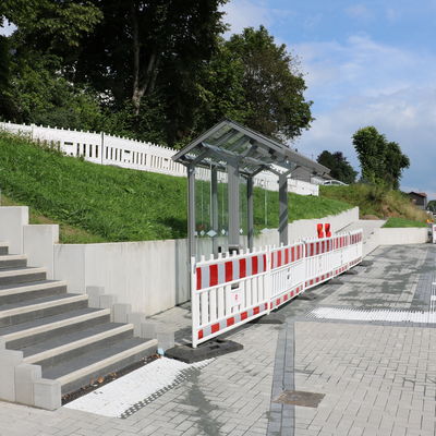 Bild vergr��ern: Der barrierefreie Ausbau der Haltestelle �M�hlenweg�, die Treppenanlage sowie die Rampe hinauf zum Dorfgemeinschaftshaus wurden erfolgreich und ohne verz�gernde Wirkung in die Gesamtma�nahme integriert.