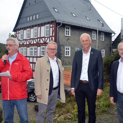 Bild vergr��ern: Volker G�rke (Heimatvereinsvorsitzender), Markus Keggenhoff (Vorstandsvorsitzender der Sparkasse Burbach-Neunkirchen), B�rgermeister Christoph Ewers und M.d.B. Volkmar Klein (v.l.) bei der Er�ffnung.