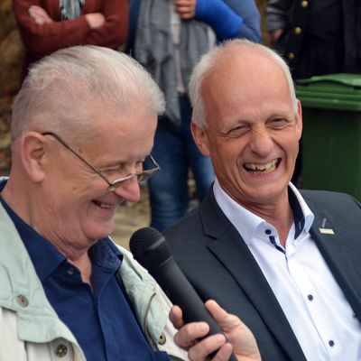 Bild vergr��ern: Waldemar Herr (l.) am�sierte mit seinem Vortrag zur Tradition der Backh�user nicht nur B�rgermeister Christoph Ewers (r.).