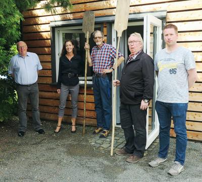 Bild vergr��ern: Thomas Leyener und Dr. Henrike S�nger mit Vertretern des Heimatvereins (v.l.n.r.) vor dem Schanzenschuppen.