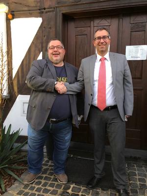 Bild vergr��ern: Hans-Peter Harr (r.) �bernimmt das Pr�sidentenamt von Christoph Feld.