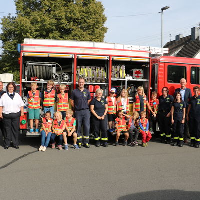 Bild vergr��ern: F�nf M�dchen und neun Jungen z�hlt die Niederdresselndorfer Kinderfeuerwehr aktuell. Zu ihrem �Dienstantritt� kamen u.a. B�rgermeister Christoph Ewers und Kreisbrandmeister Bernd Schneider.
