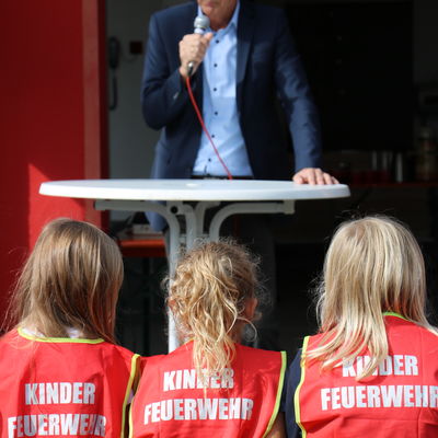 Bild vergr��ern: B�rgermeister Christoph Ewers schwor die jungen Kameraden auf eine Zeit des Spa�habens, Lernens und Gutestuns ein.