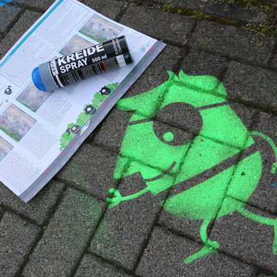 Bild vergr��ern: Mit der Aktion soll auf Kinder im Stra�enverkehr aufmerksam gemacht werden. Die �Spielfl�chen� sind nur dort aufgetragen, wo es sicher ist zu spielen.