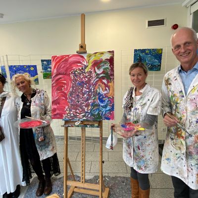 Bild vergr��ern: Fluss des Lebens: K�nstlerin Mere Langenbach, Ulrike Nassauer-Schlemper (Sparkasse), Andrea Winkel (Gemeinde) und B�rgermeister Christoph Ewers vor dem Ergebnis des Gemeinschaftswerks. Es wird zum Verkauf f�r einen guten Zweck angeboten.
