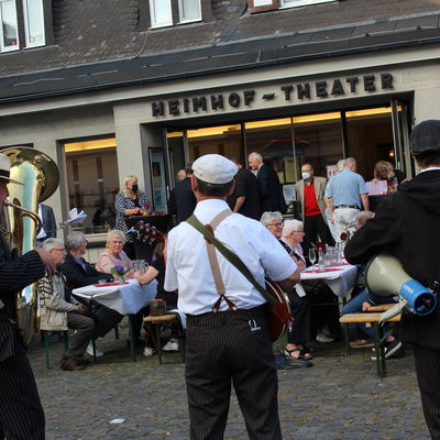 Bild vergr��ern: Rund 60 G�ste besuchten das Theaterfest des F�rdervereins Heimhof-Theater, das die Beselicher Basin' Street Band musikalisch begleitete.