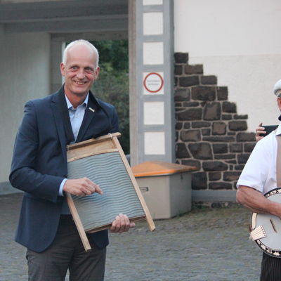 Bild vergr��ern: B�rgermeister Christoph Ewers (l.) griff spontan zum Waschbrett, um das Quartett zu begleiten.