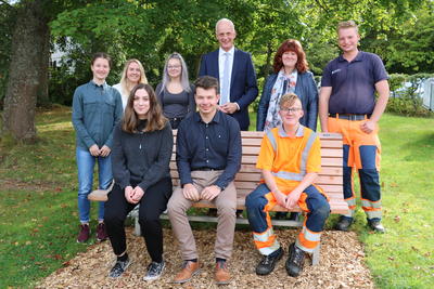Bild vergr��ern: Jessica Zuther, Tobias Schmeck und Niklas K�hler (vorne v. l.) haben ihre Ausbildung bei der Gemeinde Burbach begonnen. Julia Diedrichs (hinten l.) und Joschua Depner (hinten r.) haben ihre Ausbildung nach drei Jahren erfolgreich beendet. Vivien J�ppche, kommissarische Ausbildungsleiterin, Azubi-Vertreterin Anna-Lena Herrmann, B�rgermeister Christoph Ewers und Personalratsvorsitzende Elisabeth Fley (hintere Reihe, 2. v. l. bis 5. v. l.) freuen sich �ber die engagierten Nachwuchskr�fte.