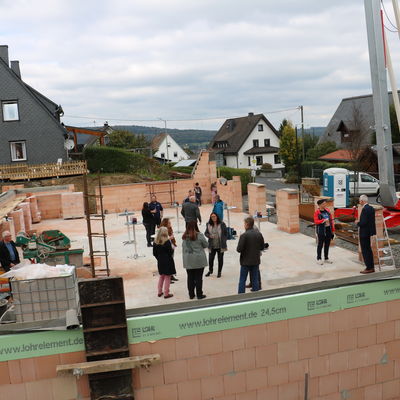 Bild vergr��ern: 23 mal 11,5 Meter misst die Grundfl�che des zweigeschossigen Neubaus. Zur Betreuung der OGS-Kinder stehen ab dem kommenden Sommer 450 Quadratmeter zur Verf�gung.