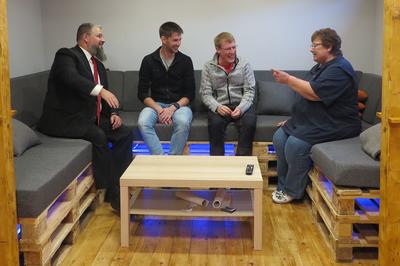 Bild vergr��ern: Plausch in der neuen Sitzecke: Michael Seyfarth von der Sparkasse mit Simon Winkel, Ale-xander Basil und Marina H�fer, DRK