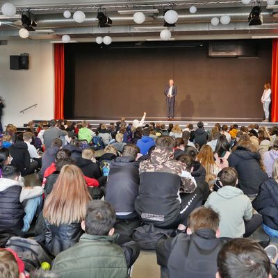 Bild vergr��ern: B�rgermeister Christoph Ewers und Schulleiterin Mechthild Ermert-Heinz lie�en sich von den Sch�lerinnen und Sch�lern im Forum erz�hlen, was sie an dem Neubau und der Au�enanlage besonders gut finden.