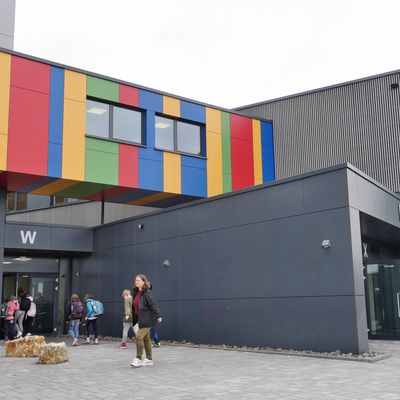 Bild vergr��ern: Die Sch�lerinnen und Sch�ler nutzen den neuen Eingang zum Schulhof.
