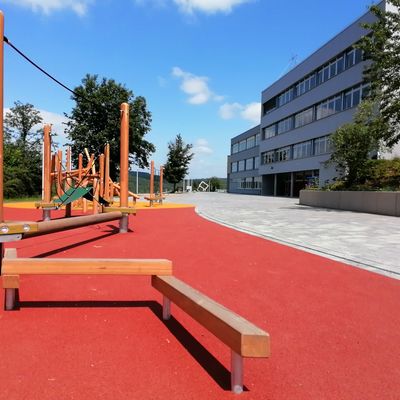 Bild vergr��ern: Nach 50 Jahren wurde der Schulhof neu gestaltet. Zahlreiche Spiel- und Kletterm�glichkeiten wurden aufgestellt. An mehreren Stellen k�nnen Sch�lerinnen und Sch�ler sowie die im Quartier wohnenden Burbacherinnen und Burbacher einfach sitzen, schw�tzen und den Panoramablick ins Tal genie�en.
