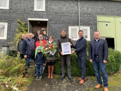 Bild vergr��ern: Landrat Andreas M�ller �berreicht die Urkunde f�r den Heimatpreis an den Vorstand des Tr�gervereins H�ebs Haus e.V.