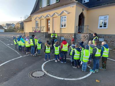 Bild vergr��ern: Die Burbacher Erstkl�ssler (hier in Wahlbach) wurden von Polizei-Oberkommissar Ren� Terzyk und seinen Kollegen fit f�r den Stra�enverkehr gemacht.