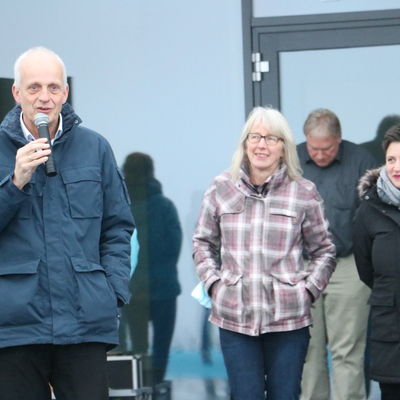 Bild vergr��ern: B�rgermeister Christoph Ewers freute sich gemeinsam mit Birgit Meier-Braun und Andrea Usung vom Familienb�ro dar�ber, dass trotz �Siegerl�nder Baumpflanzwetters� so viele Familien gekommen waren.