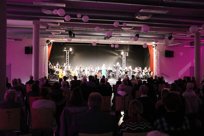 Bild vergr��ern: Erstmals wurde die B�hne des neuen Forums von Kulturschaffenden �erobert�. Die Philharmonie S�dwestfalen unter Leitung von Julien Salimkour spielte Kompositionen von Wolfgang Amadeus Mozart.