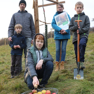 Bild vergr��ern: Engagierte Familie: Britta und Frank Hinkers wollen mit ihren S�hnen Jakob, Elias und Simon (v.l.) einen Streuobstg�rtel rund um Burbach anpflanzen. Foto: Gemeinde Burbach