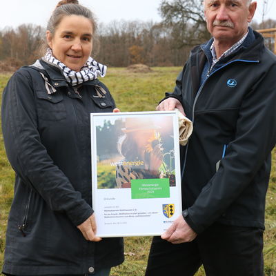 Bild vergr��ern: Helena H�ppner-Sch�fer und Karl Heinz Stahl nahmen f�r den Heimatverein Holzhausen, der insgesamt sieben Bl�hfl�chen bewirtschaftet, die Urkunde f�r den zweiten Platz entgegen.