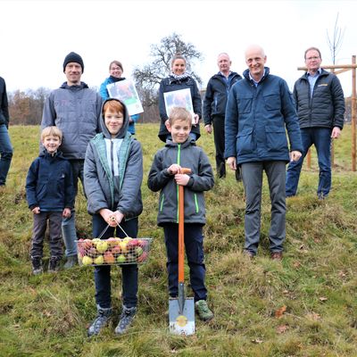 Bild vergr��ern: Achim Loos von Westenergie, B�rgermeister Christoph Ewers (v.r.) und Burbachs Umwelt-Manager Samuel Reuter (l.) begl�ckw�nschten die Preistr�ger Familie Hinkers und den Heimatverein Holzhausen.