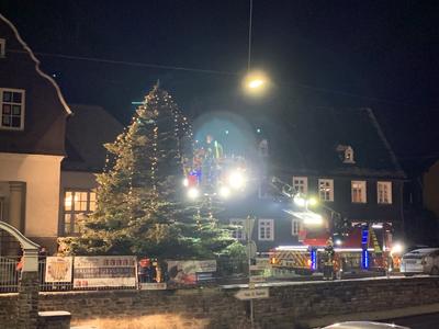 Bild vergr��ern: Rechtzeitig zum ersten Advent hatten die Kinderfeuerwehren den Christbaumschmuck fertiggestellt. Beim Anbringen gab es Unterst�tzung von der Jugendfeuerwehr Burbach.