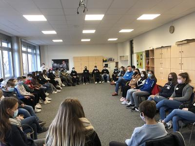 Bild vergr��ern: Auf Einladung des Familienb�ros f�hrte die Reselve den dreit�gigen Workshop �Verr�ckt? Na und!� zum Thema psychische Erkrankungen in der Jahrgangsstufe 8 der Sekundarschule durch.