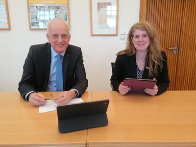 Bild vergr��ern: B�rgermeister Christoph Ewers und K�mmerin Kirsten Herr stellen kurz vor der letzten Ratssitzung den Haushaltsplanentwurf 2022 vor.