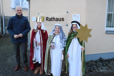 Bild vergr��ern: B�rgermeister Christoph Ewers begr��te Caspar, Melchior und Balthasar alias Emma, Lina und Marie am Rathaus, wo sie ihre Segensw�nsche �berbrachten.