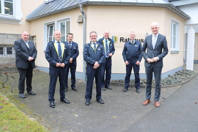 Bild vergr��ern: B�rgermeister Christoph Ewers (r.) und Jochen Becker, Leiter des Ordnungsamtes (l.), begr��ten im Rathaus die Polizeihauptkommissare Gunter Edelmann, Burkhard K�nstler (Leiter Polizeiwache Wilnsdorf), Klaus Reeh, Bernd Reimann und Stefan Moll (ab 2.v.l.n.r.) zum Wachwechsel in Burbach.