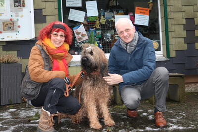 Bild vergr��ern: B�rgermeister Christoph Ewers besuchte nach Jahren nochmal das Hundezentrum Siegerland auf der Lippe. Inhaberin Uschi Loth und Briard-Dame Yola freuten sich sichtlich �ber den Gast aus dem Rathaus.