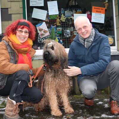 Bild vergr��ern: B�rgermeister Christoph Ewers besuchte nach Jahren nochmal das Hundezentrum Siegerland auf der Lippe. Inhaberin Uschi Loth und Briard-Dame Yola freuten sich sichtlich �ber den Gast aus dem Rathaus.