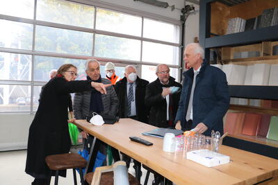 Bild vergr��ern: Zun�chst machte Klaus T�pfer bei der HERING Gruppe in Holzhausen Station. Dort f�hrte Gesch�ftsf�hrerin Annette Hering (l.) den Ex-Minister herum - so wie schon ihr Vater Hartmut 30 Jahre zuvor.