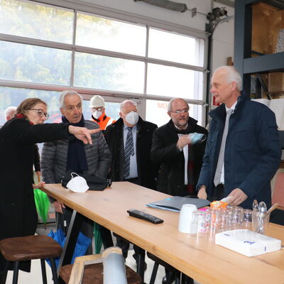 Bild vergr��ern: Zun�chst machte Klaus T�pfer bei der HERING Gruppe in Holzhausen Station. Dort f�hrte Gesch�ftsf�hrerin Annette Hering (l.) den Ex-Minister herum - so wie schon ihr Vater Hartmut 30 Jahre zuvor.