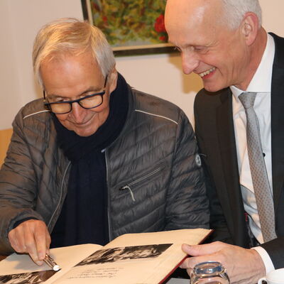 Bild vergr��ern: Wie vor 30 Jahren trug sich der ehemalige Bundesumweltminister Klaus T�pfer (l.) ins Goldene Buch der Gemeinde ein. Gemeinsam mit B�rgermeister Christoph Ewers bl�tterte er zun�chst zu seinem letzten Eintrag am 11. September 1992 zur�ck.