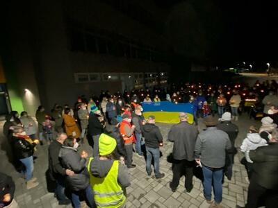 Bild vergr��ern: 150 Burbacherinnen und Burbacher fanden sich bei der kurzfristig organisierten, fraktions�bergreifenden Friedensdemonstration f�r die Ukraine und gegen Krieg auf dem GMS-Schulhof ein.