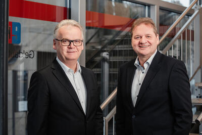 Bild vergr��ern: Sparkassen-Vorstandsvorsitzender Markus Keggenhoff (l.) und Vorstandsmitglied Frank Podehl