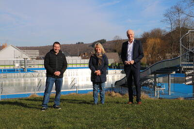 Bild vergr��ern: B�rgermeister Christoph Ewers (r.) w�nscht Gisela Leyener und Sven Heuel viel Erfolg f�r die Leitung des Burbacher Freibads (es fehlt Mitgesellschafter Holger Leyener).